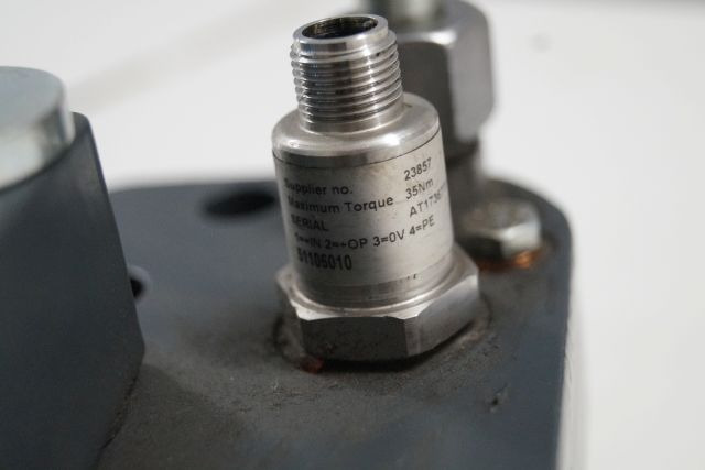 Jungheinrich 51193016 | Hydraulic Clamb from EKS312 year 2014 loading sensor 511 - Hydraulique pour Matériel de manutention: photos 2 Jungheinrich 51193016 | Hydraulic Clamb from EKS312 year 2014 loading sensor 511 - Hydraulique pour Matériel de manutention: photos 2