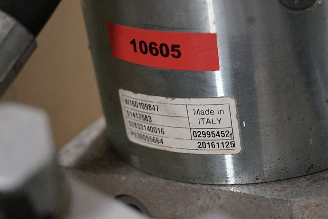 Jungheinrich 51417583 | Pumpmotor with tank and valve block 24V 2,2KW code R9320 Pumpmotor with tank and valve block 24V 2,2KW code R932010341 for EJD220 year 2016 - Pompe hydraulique pour Matériel de manutention: photos 2 Jungheinrich 51417583 | Pumpmotor with tank and valve block 24V 2,2KW code R9320 Pumpmotor with tank and valve block 24V 2,2KW code R932010341 for EJD220 year 2016 - Pompe hydraulique pour Matériel de manutention: photos 2
