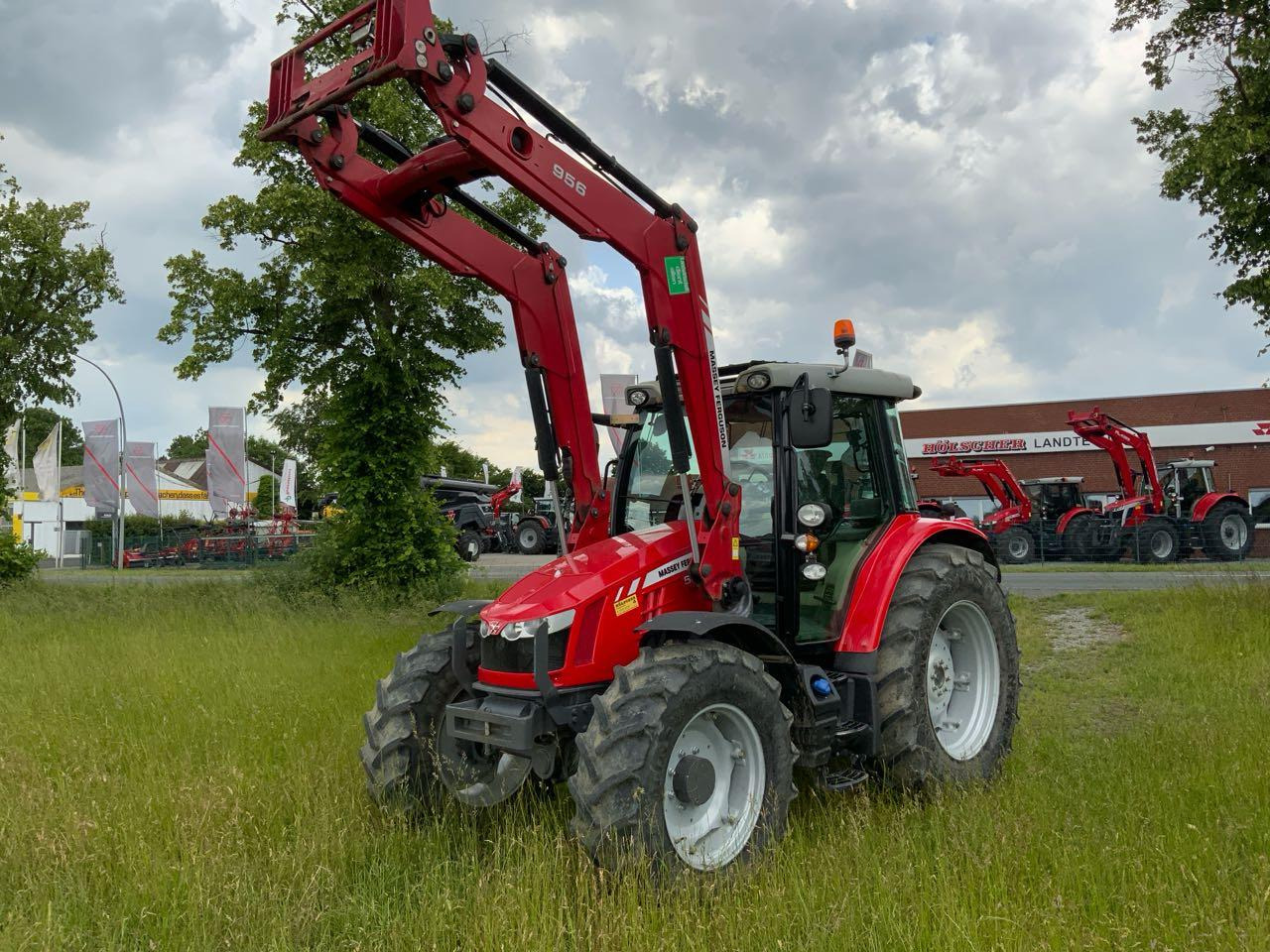 Massey Ferguson MF 5613 Dyna6 Efficient - Tracteur agricole: photos 1 Massey Ferguson MF 5613 Dyna6 Efficient - Tracteur agricole: photos 1