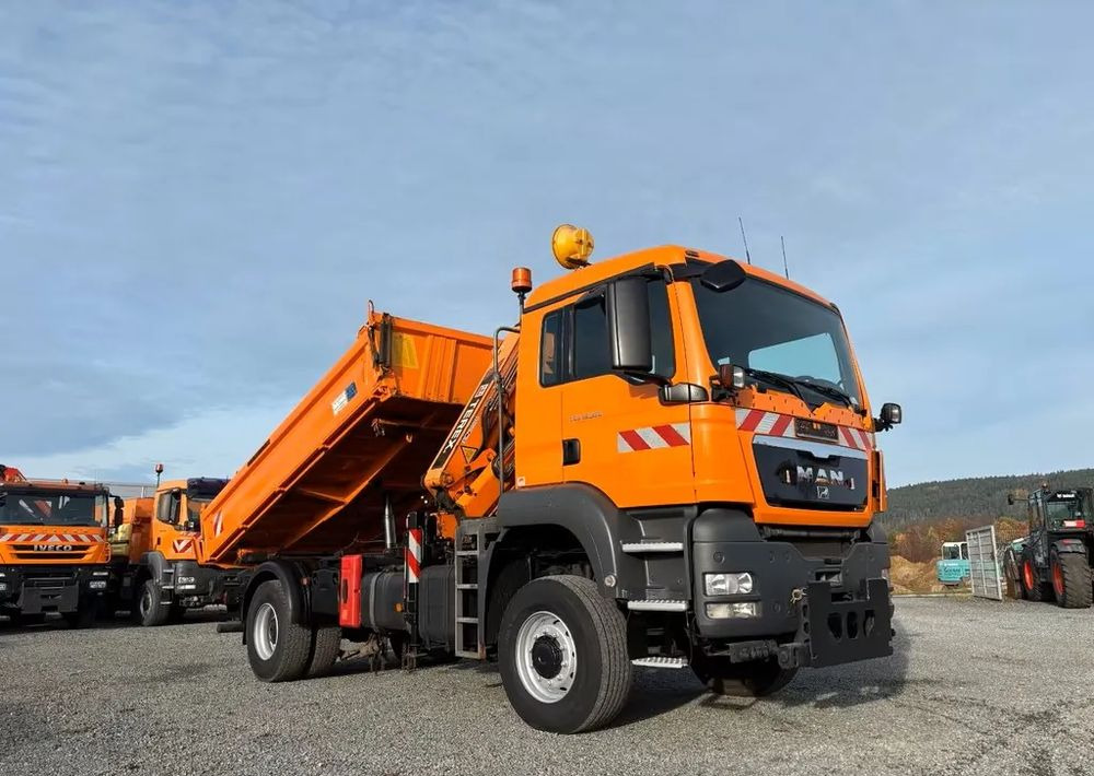 MAN TGS 18.320/ 4x4 / Euro4 /Wywrotka trójstronna Meiller +Kran Atlas TLC 82.2 +sterowanie radiowe – Przystosowany do pracy zimą — odśnieżanie, posypywanie, pług - Camion benne: photos 1 MAN TGS 18.320/ 4x4 / Euro4 /Wywrotka trójstronna Meiller +Kran Atlas TLC 82.2 +sterowanie radiowe – Przystosowany do pracy zimą — odśnieżanie, posypywanie, pług - Camion benne: photos 1