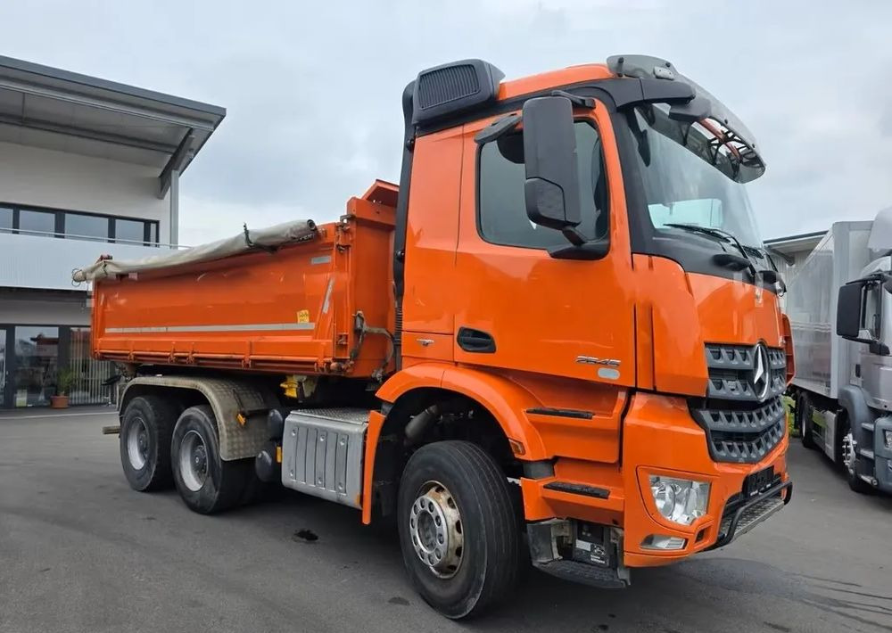 Mercedes-Benz Arocs 2645 6x4 – Wywrotka Meiller 3- stronny/ Manual / Retarder / BORDMATIK / Blatt/Blatt - Camion benne: photos 3 Mercedes-Benz Arocs 2645 6x4 – Wywrotka Meiller 3- stronny/ Manual / Retarder / BORDMATIK / Blatt/Blatt - Camion benne: photos 3