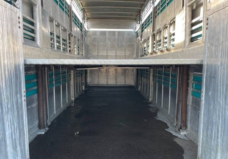 Scania R380 / 6x2 / Pezzaioli / 2-poziomowa zabudowa do przewozu zwierząt / Euro 3 / oś podnoszona / podnoszony dach - Camion bétaillère: photos 4 Scania R380 / 6x2 / Pezzaioli / 2-poziomowa zabudowa do przewozu zwierząt / Euro 3 / oś podnoszona / podnoszony dach - Camion bétaillère: photos 4