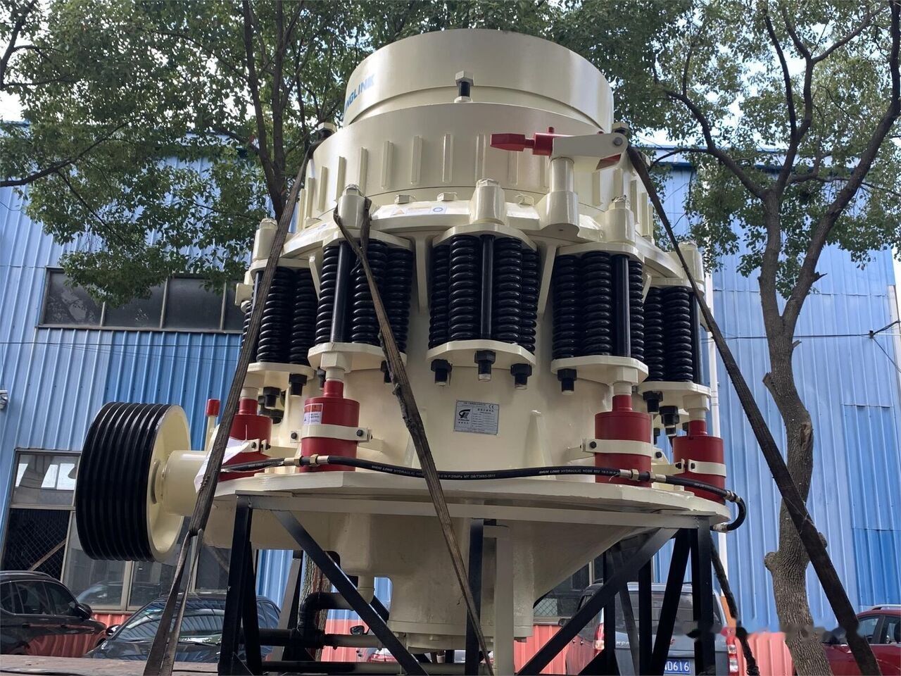 Kinglink 250TPH KLM1380 Iron Ore Cone Crusher - Concasseur à cône: photos 3 Kinglink 250TPH KLM1380 Iron Ore Cone Crusher - Concasseur à cône: photos 3