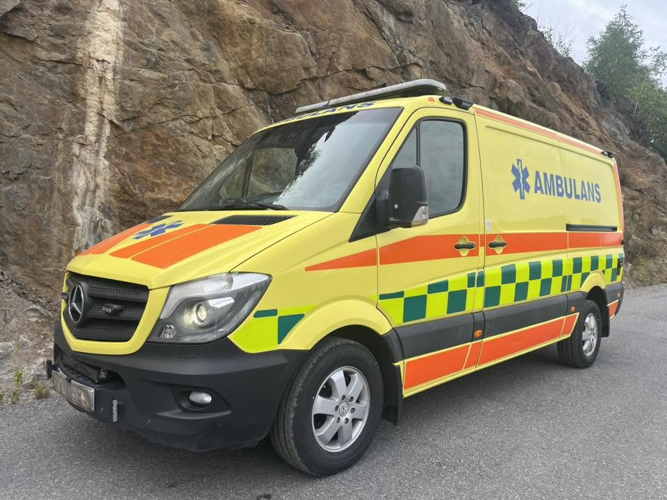 MERCEDES-BENZ Sprinter 319 - AMBULANCE - RESERVERAD !! - Ambulance: photos 2 MERCEDES-BENZ Sprinter 319 - AMBULANCE - RESERVERAD !! - Ambulance: photos 2