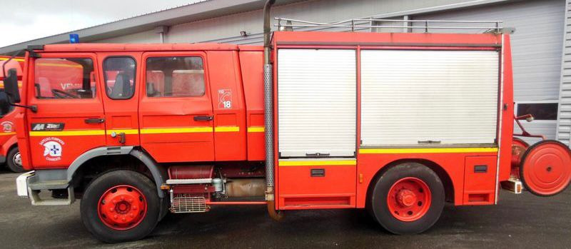 Renault M210 Midliner Feuerwehr 3.000 Liter Tank+ Pumpe - Camion de pompier: photos 1 Renault M210 Midliner Feuerwehr 3.000 Liter Tank+ Pumpe - Camion de pompier: photos 1