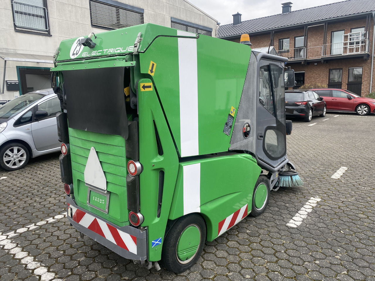 TENNANT Green Machines 500 ZE electric 500 ZE - Balayeuse de voirie: photos 4 TENNANT Green Machines 500 ZE electric 500 ZE - Balayeuse de voirie: photos 4
