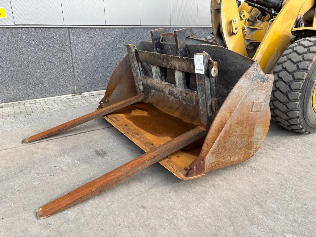 CAT 938 M (Under Preparation / Bucket + Forks) - Chargeuse sur pneus: photos 2 CAT 938 M (Under Preparation / Bucket + Forks) - Chargeuse sur pneus: photos 2