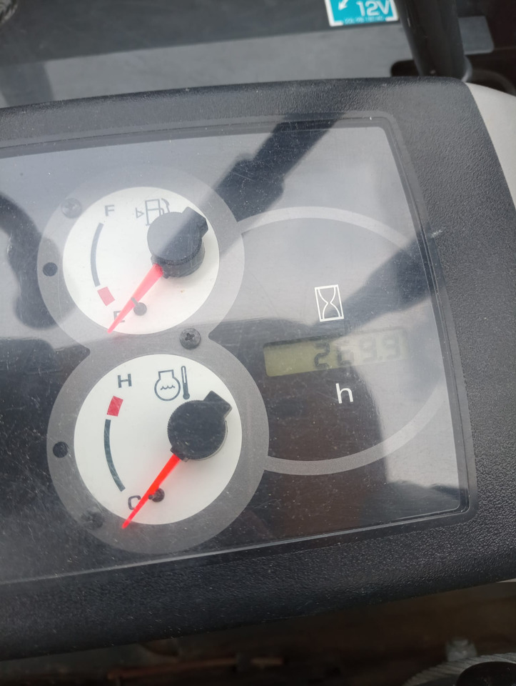 Komatsu PC24MR-5 (tettuccio) - Mini pelle: photos 4 Komatsu PC24MR-5 (tettuccio) - Mini pelle: photos 4