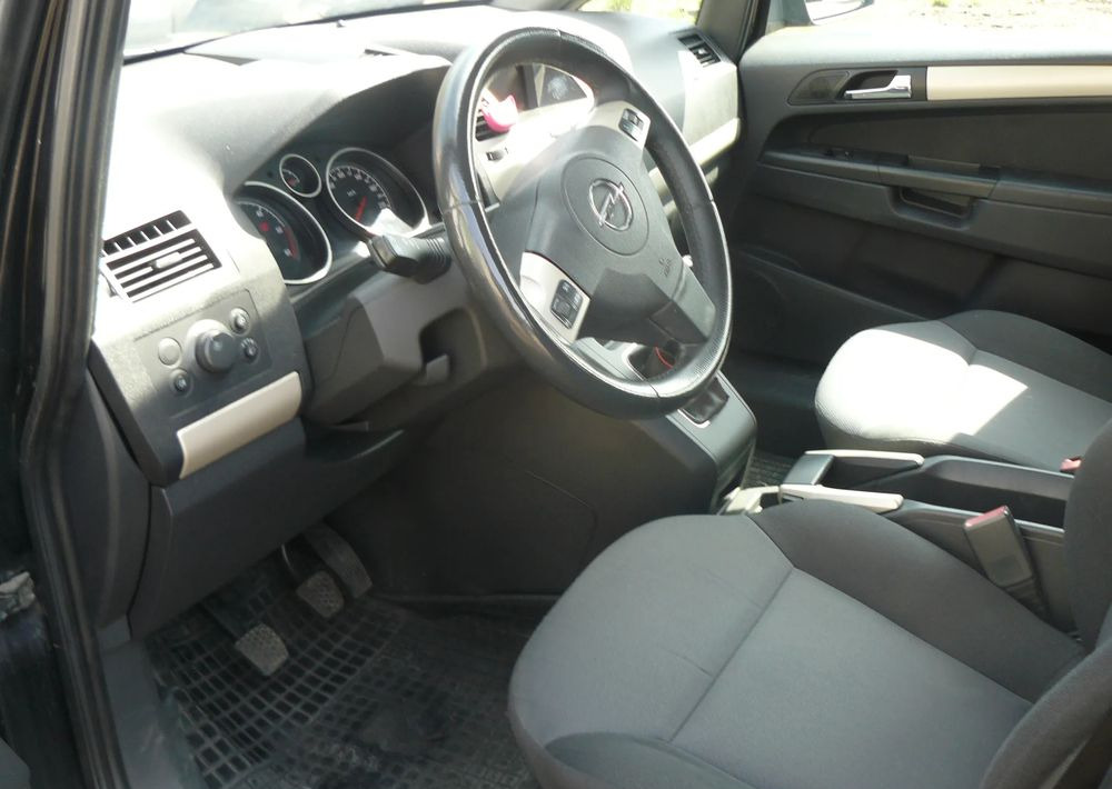 Opel Zafira 1.9 CDTI Cosmo - SUV: photos 5 Opel Zafira 1.9 CDTI Cosmo - SUV: photos 5