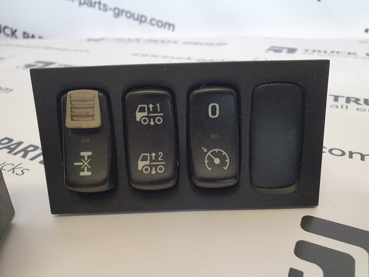 SCANIA SCANIA EURO3 P, G, R, T series headlights switch, dashboard, control panel 1540672, 1900316, 2252075, 2426881, 2001451, 2252076, 1900317, 2426882, 2001452; switch, front fog light, daytime running lig - Cabine et intérieur pour Camion: photos 3 SCANIA SCANIA EURO3 P, G, R, T series headlights switch, dashboard, control panel 1540672, 1900316, 2252075, 2426881, 2001451, 2252076, 1900317, 2426882, 2001452; switch, front fog light, daytime running lig - Cabine et intérieur pour Camion: photos 3