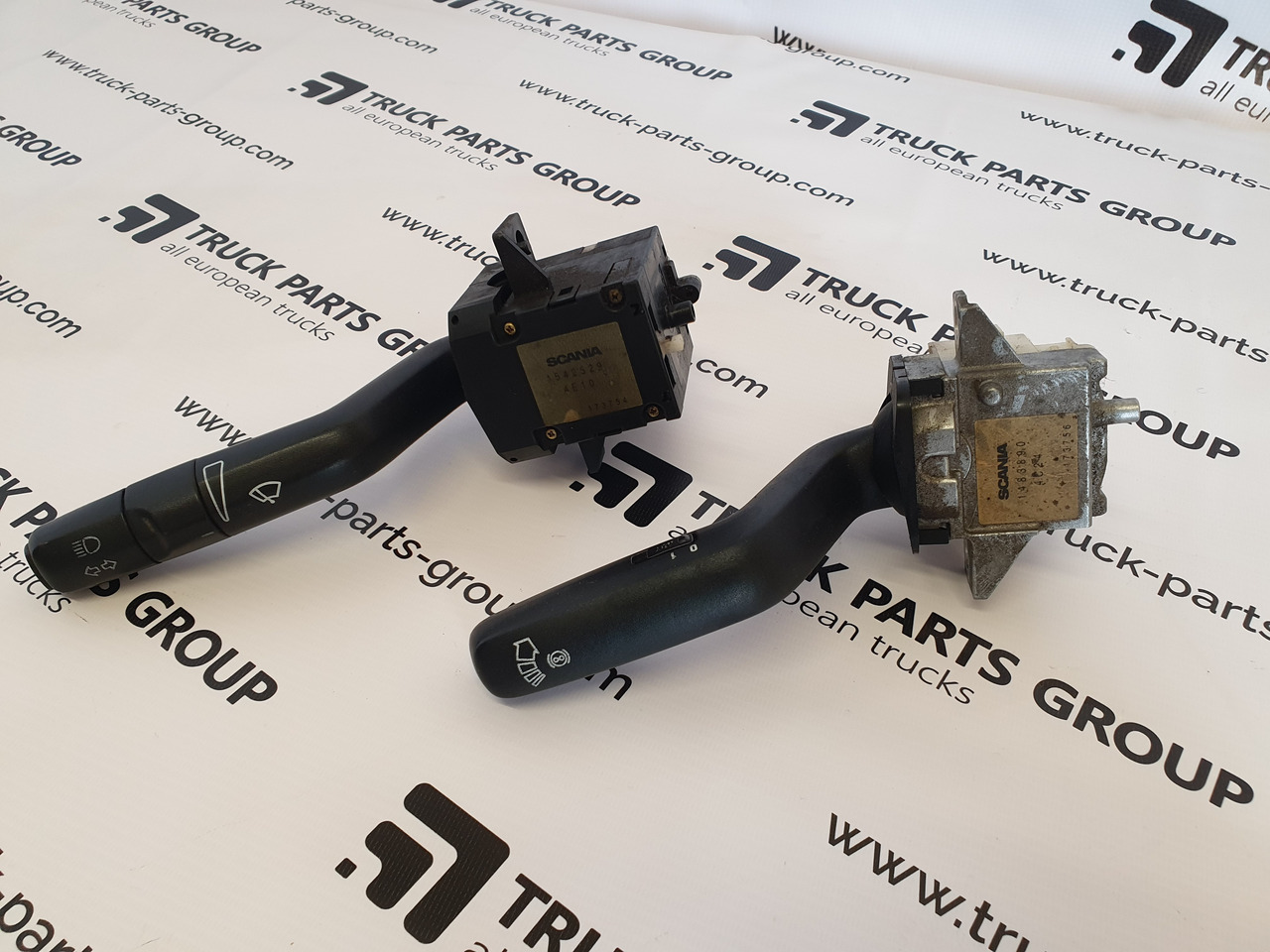 SCANIA SCANIA EURO3, P, G, R, T series indicator lights switch 1542529, 1422111, understeering switch, wipers – direction indicator, lamp, wiper lever, windscreen wiper, multi – function lever; retarder leve - Cabine et intérieur pour Camion: photos 1 SCANIA SCANIA EURO3, P, G, R, T series indicator lights switch 1542529, 1422111, understeering switch, wipers – direction indicator, lamp, wiper lever, windscreen wiper, multi – function lever; retarder leve - Cabine et intérieur pour Camion: photos 1
