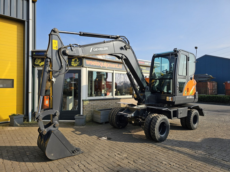 Develon DX60WN ECO-1 - Pelle sur pneus: photos 2 Develon DX60WN ECO-1 - Pelle sur pneus: photos 2