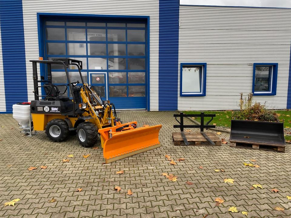 Radlader/Hoflader BK906 inkl. Winter-Komplettpaket *INKL.19% MWST.*BERGER KRAUS*PERKINS*EURO*SOFORT!* - Valet de ferme: photos 1 Radlader/Hoflader BK906 inkl. Winter-Komplettpaket *INKL.19% MWST.*BERGER KRAUS*PERKINS*EURO*SOFORT!* - Valet de ferme: photos 1