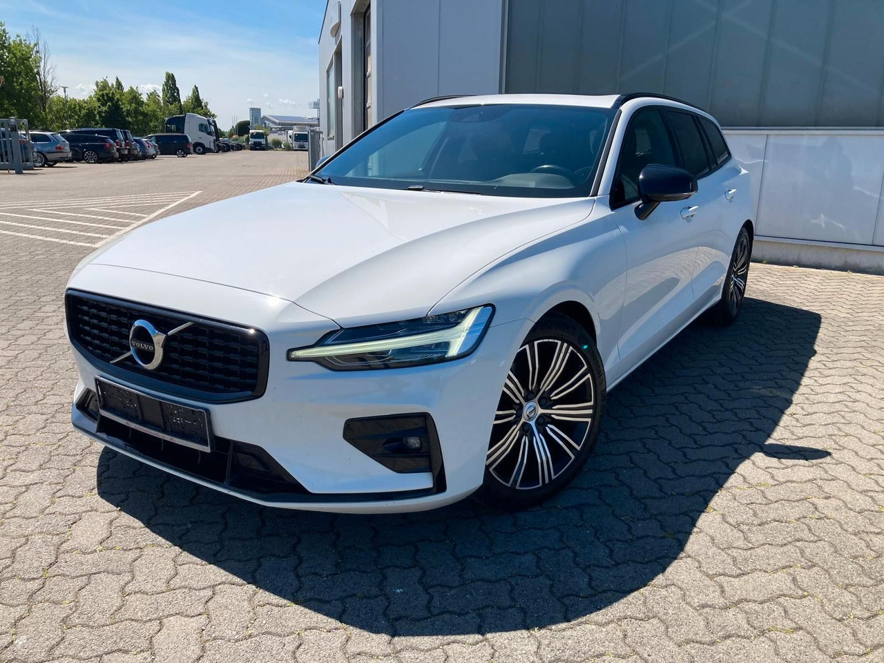 Volvo V60 B4 (Diesel) R Design (Standheiz, AHK, Pano) - Voiture: photos 1 Volvo V60 B4 (Diesel) R Design (Standheiz, AHK, Pano) - Voiture: photos 1