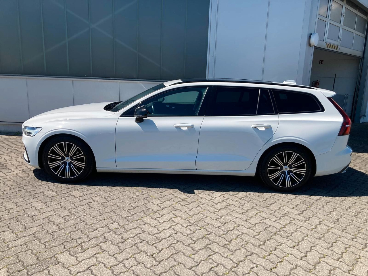Volvo V60 B4 (Diesel) R Design (Standheiz, AHK, Pano) - Voiture: photos 3 Volvo V60 B4 (Diesel) R Design (Standheiz, AHK, Pano) - Voiture: photos 3