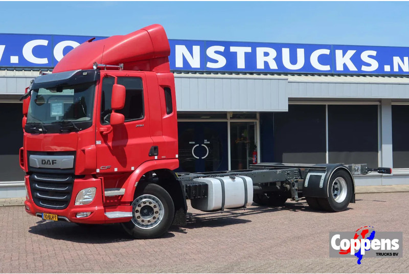 DAF CF 290 FA Chassis + 2500 KG Dhollandia laadklep - Châssis cabine: photos 1 DAF CF 290 FA Chassis + 2500 KG Dhollandia laadklep - Châssis cabine: photos 1