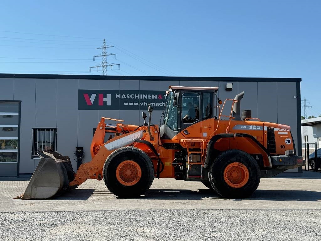 Doosan DL 300-3 - Chargeuse sur pneus: photos 2 Doosan DL 300-3 - Chargeuse sur pneus: photos 2