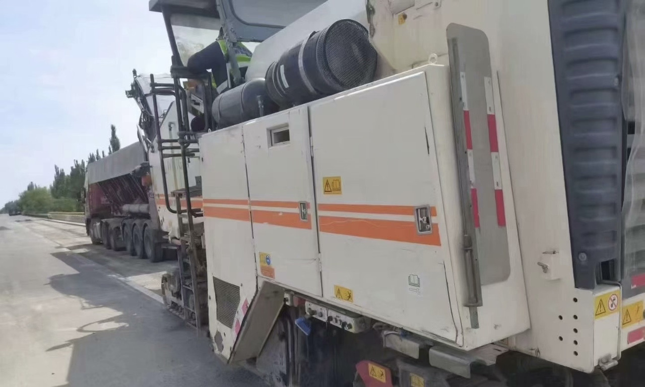 WIRTGEN W2000 miling machine - Fraiseuse à froid: photos 2 WIRTGEN W2000 miling machine - Fraiseuse à froid: photos 2