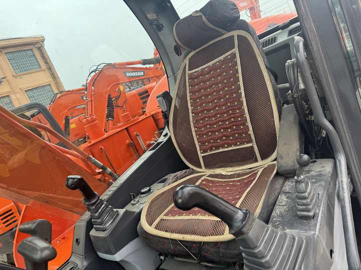 Doosan DX75-9C Used Excavator Crawler Second Hand Korean Engine DX75-9C Small Digger for Home or Farm - Pelle sur chenille: photos 5 Doosan DX75-9C Used Excavator Crawler Second Hand Korean Engine DX75-9C Small Digger for Home or Farm - Pelle sur chenille: photos 5