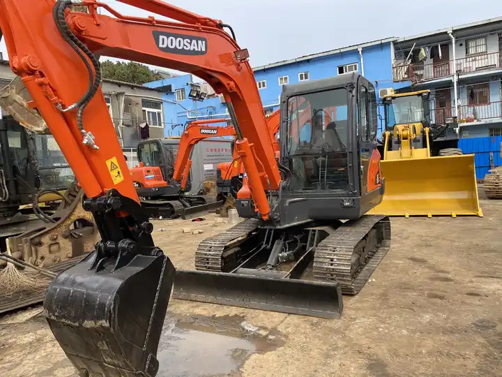 Original 6ton Doosan Dx60 used Hydraulic Crawler mini Excavator Doosan DX60 Excavator in Stock - Pelle sur chenille: photos 3 Original 6ton Doosan Dx60 used Hydraulic Crawler mini Excavator Doosan DX60 Excavator in Stock - Pelle sur chenille: photos 3