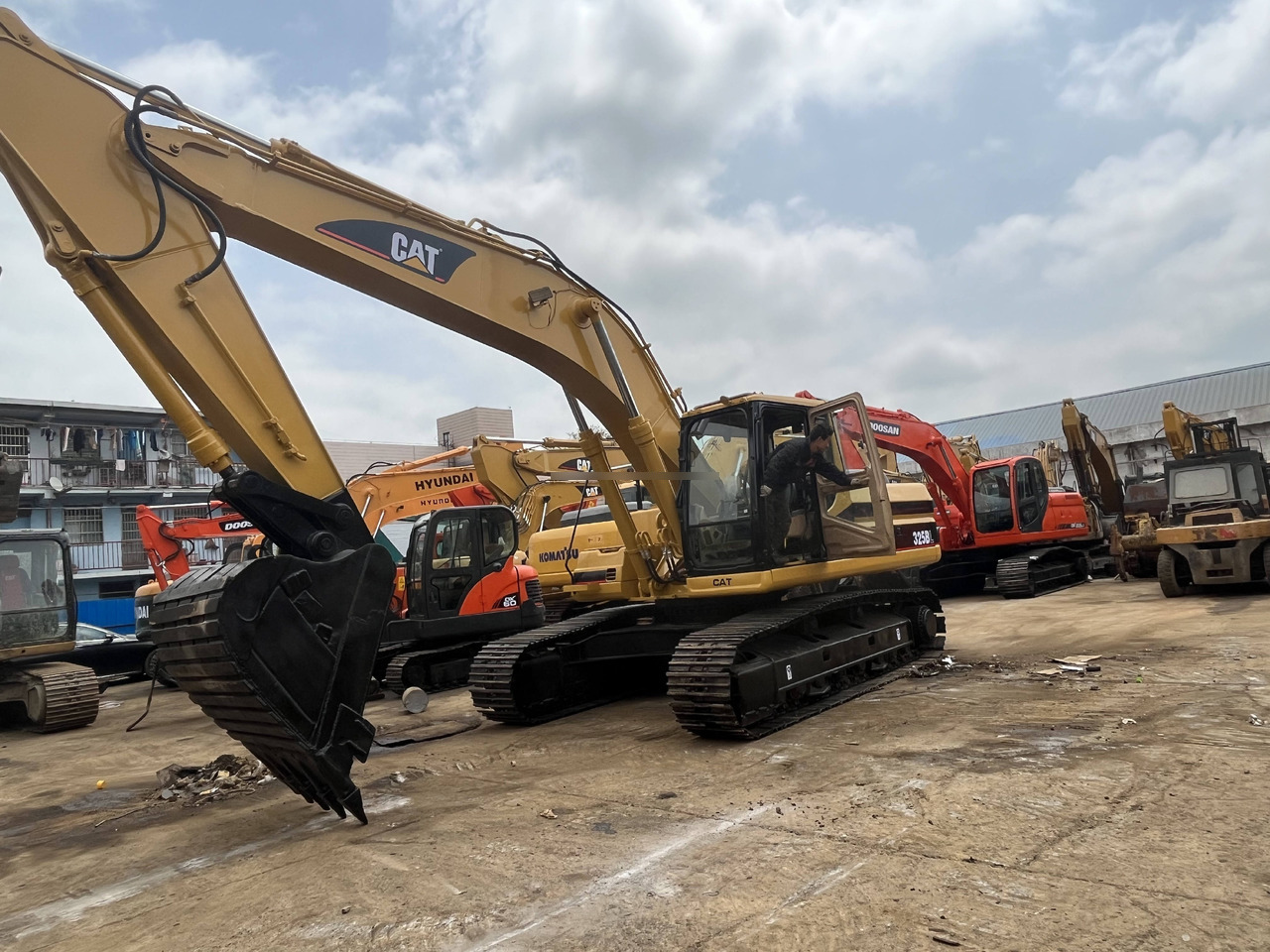 Used Caterpillar excavator CAT 325BL in good condition for sale - Pelle sur chenille: photos 4 Used Caterpillar excavator CAT 325BL in good condition for sale - Pelle sur chenille: photos 4