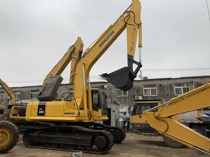 Used Komatsu excavator Pc300-7 in good condition for sale - Pelle sur chenille: photos 3 Used Komatsu excavator Pc300-7 in good condition for sale - Pelle sur chenille: photos 3