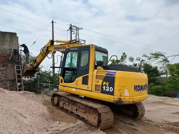 Used komatsu medium excavator PC130-7 /KOMATSU 130-7/ used japanese komatsu excavator 13 ton for sale - Pelle sur chenille: photos 3 Used komatsu medium excavator PC130-7 /KOMATSU 130-7/ used japanese komatsu excavator 13 ton for sale - Pelle sur chenille: photos 3