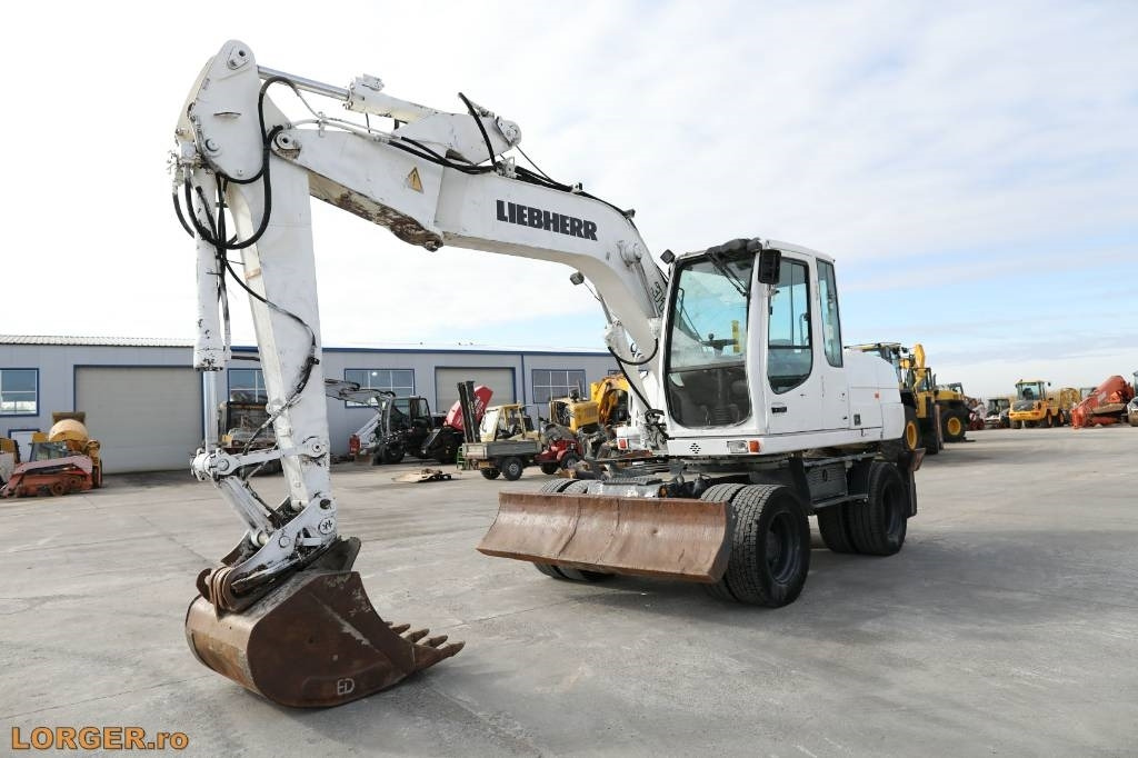 Liebherr A 316 Litronic - Pelle sur pneus: photos 1 Liebherr A 316 Litronic - Pelle sur pneus: photos 1