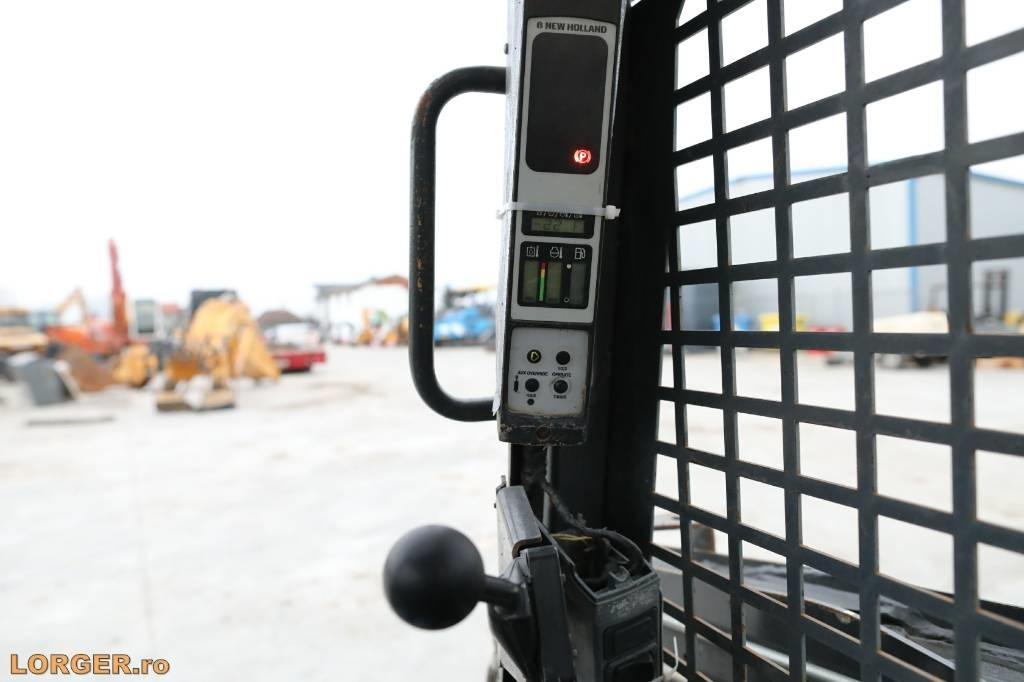 Mini chargeuse New Holland L 215: photos 10 Mini chargeuse New Holland L 215: photos 10