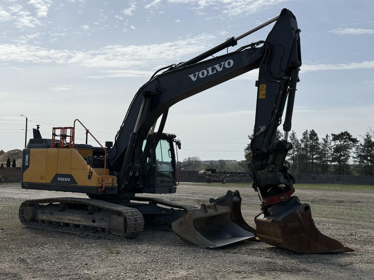 Pelle sur chenille Volvo EC 250 EL: photos 10