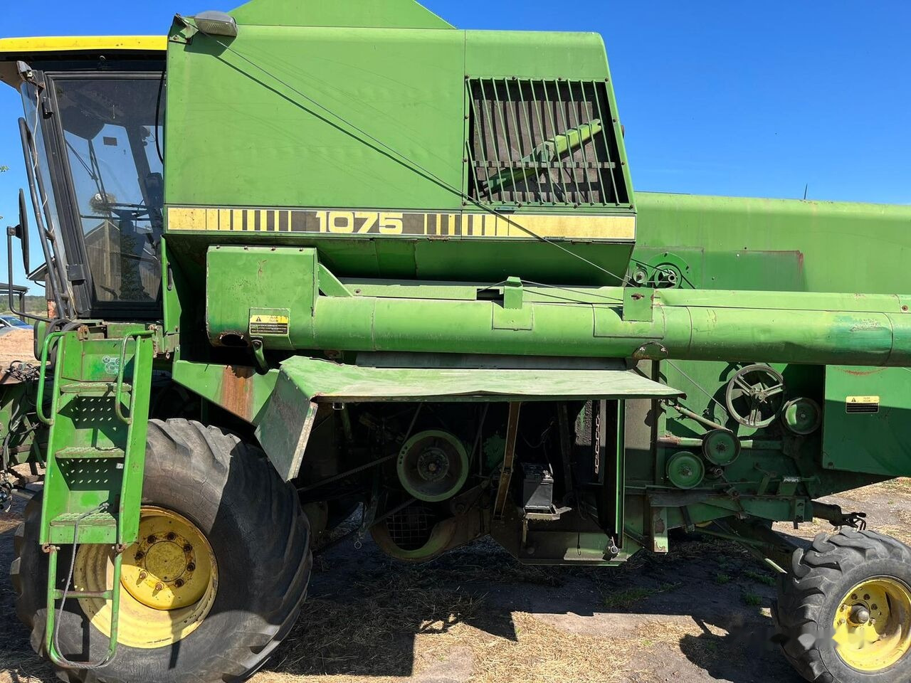 John Deere 1075 - Moissonneuse-batteuse: photos 1 John Deere 1075 - Moissonneuse-batteuse: photos 1
