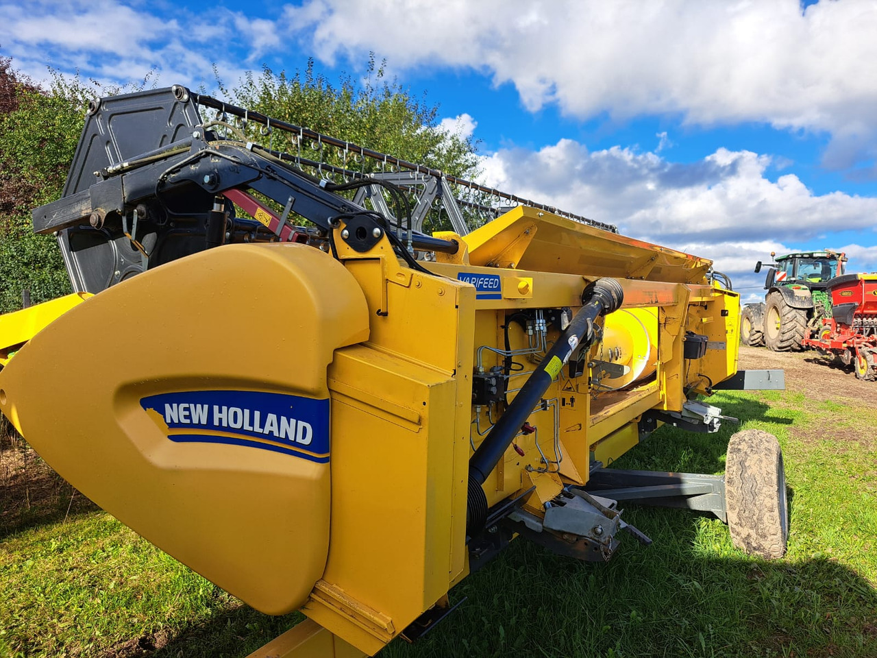 NEW HOLLAND TC 5.90 - Moissonneuse-batteuse: photos 4 NEW HOLLAND TC 5.90 - Moissonneuse-batteuse: photos 4