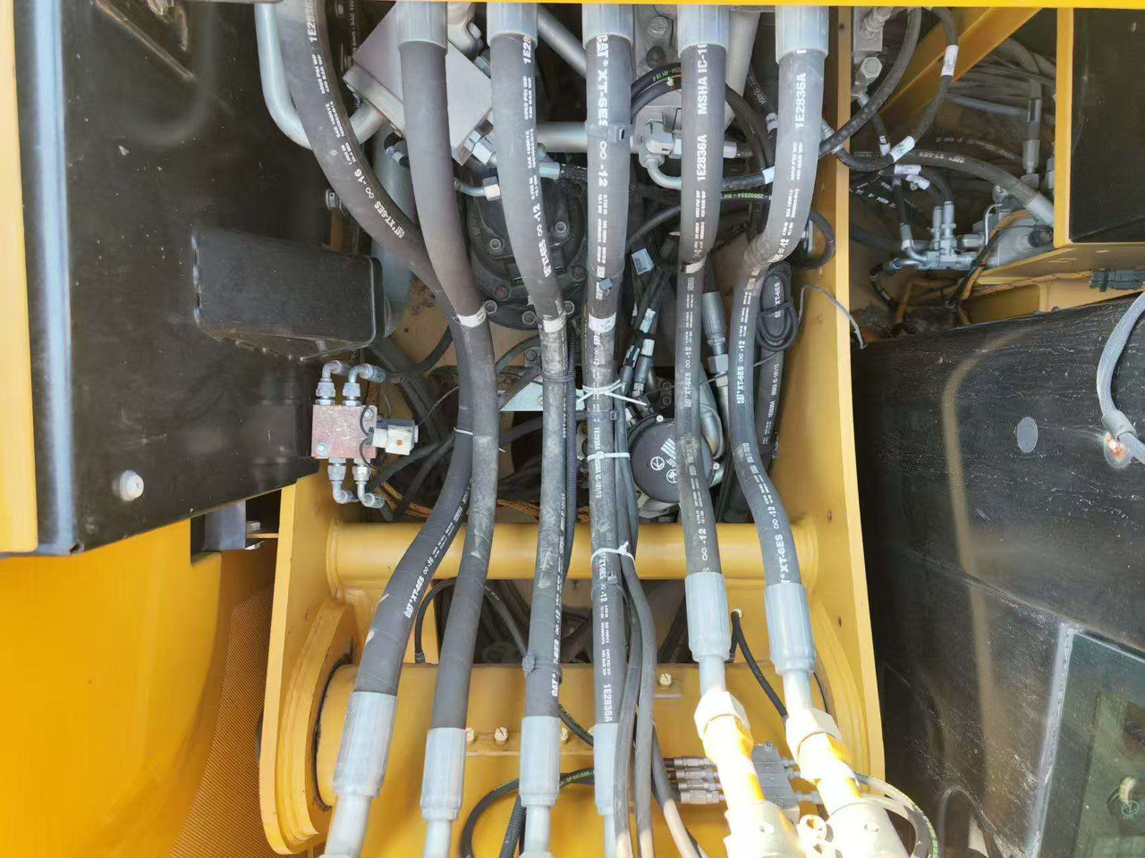 CAT 315D - Pelle sur pneus: photos 4 CAT 315D - Pelle sur pneus: photos 4