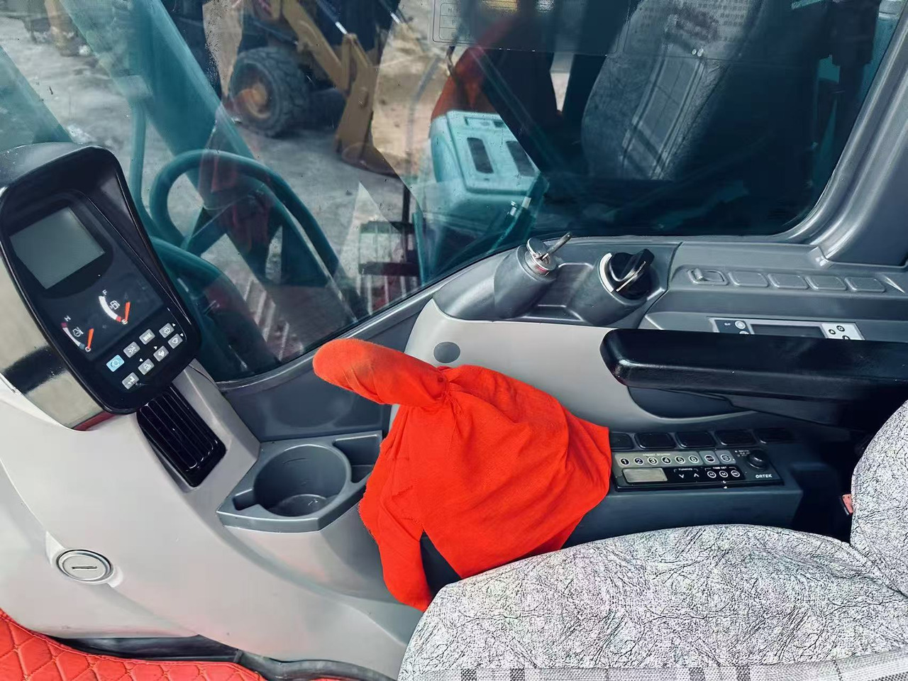 Kobelco SK200 - Pelle sur chenille: photos 5 Kobelco SK200 - Pelle sur chenille: photos 5