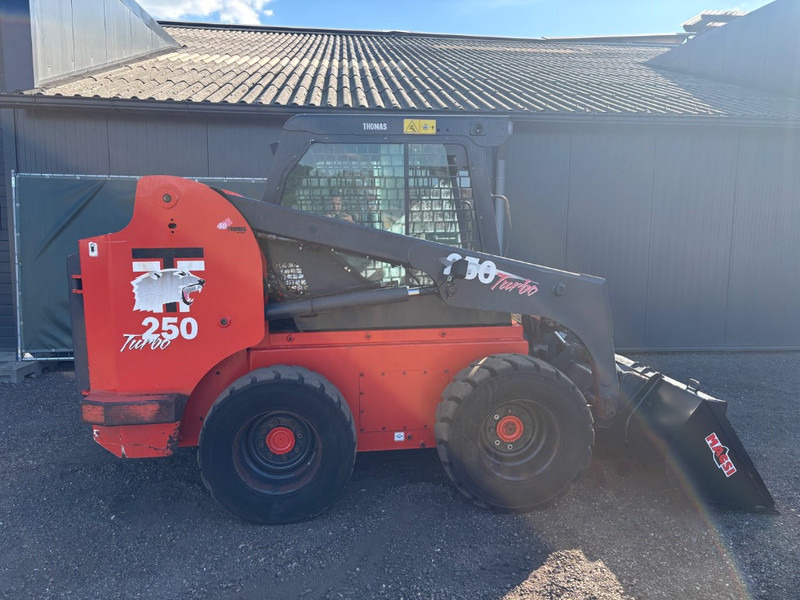 Thomas 250 new bucket! TOP!! 3600 kilo - Mini chargeuse: photos 2 Thomas 250 new bucket! TOP!! 3600 kilo - Mini chargeuse: photos 2