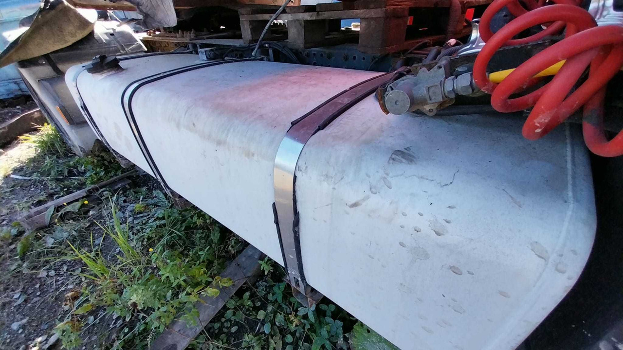 Zbiornik paliwowa bak IVECO STRALIS hiway mega e5 aluminiowy 570/600 - Réservoir de carburant pour Camion: photos 2 Zbiornik paliwowa bak IVECO STRALIS hiway mega e5 aluminiowy 570/600 - Réservoir de carburant pour Camion: photos 2