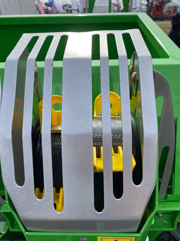 Crédit-bail de Bomet Kartoffelpflanzmaschine / Potato planter / Planteuse de pomme de terre / Piantapatate / Sadzarka ziemniaków Bomet Kartoffelpflanzmaschine / Potato planter / Planteuse de pomme de terre / Piantapatate / Sadzarka ziemniaków: photos 12 Crédit-bail de Bomet Kartoffelpflanzmaschine / Potato planter / Planteuse de pomme de terre / Piantapatate / Sadzarka ziemniaków Bomet Kartoffelpflanzmaschine / Potato planter / Planteuse de pomme de terre / Piantapatate / Sadzarka ziemniaków: photos 12