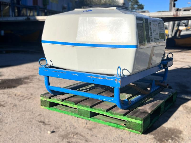 BLANCHARD CUVE D'ARROSAGE PULVERISATEUR AVEC POMPE ELECTRIQUE SUR BERCE (NET DE TVA) - Pulvé porté: photos 5 BLANCHARD CUVE D'ARROSAGE PULVERISATEUR AVEC POMPE ELECTRIQUE SUR BERCE (NET DE TVA) - Pulvé porté: photos 5