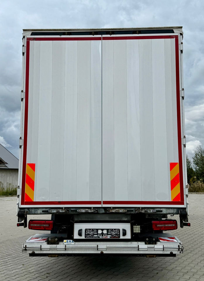 MAN MAN TGM 18.320 ROK PRODUKCJI 2020 NUMER VIN WMAN18ZZ6LY407218 PRZEBIEG 590 TYŚ KM ABS KLIMATYZACJA EL.SZYBY EL.LUSTERKA WIELOFUNKCYJNA KIEROWNICA LODÓWKA KABINA SYPIALNA DWA ŁÓŻKA OGRZEWANIE POSTOJO - Camion à rideaux coulissants: photos 4 MAN MAN TGM 18.320 ROK PRODUKCJI 2020 NUMER VIN WMAN18ZZ6LY407218 PRZEBIEG 590 TYŚ KM ABS KLIMATYZACJA EL.SZYBY EL.LUSTERKA WIELOFUNKCYJNA KIEROWNICA LODÓWKA KABINA SYPIALNA DWA ŁÓŻKA OGRZEWANIE POSTOJO - Camion à rideaux coulissants: photos 4