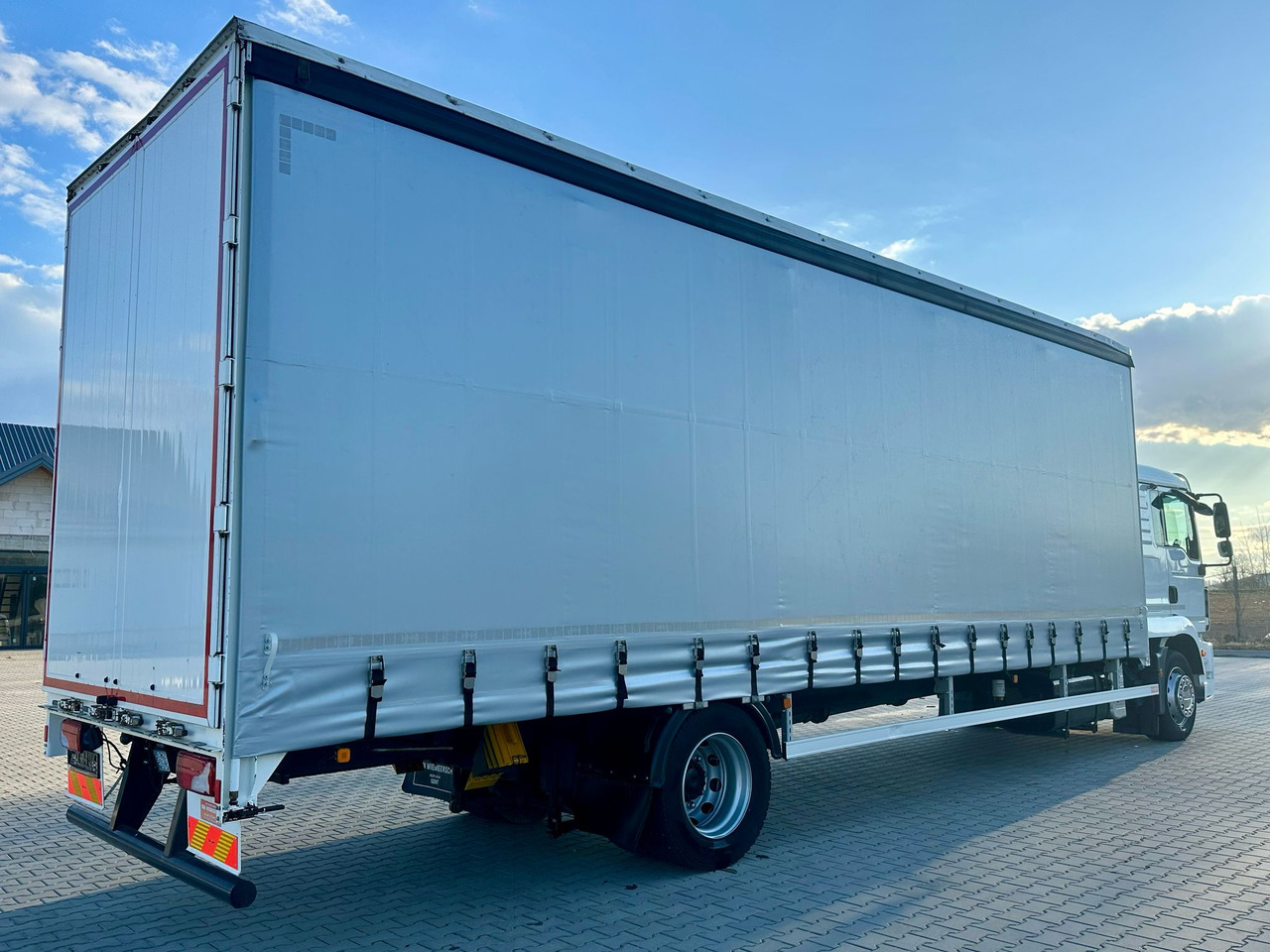 MAN TGM 18.290 / FIRANKA / WINDA / 22 EUROPALETY / AUTOMAT / SYPIALKA / 9 059 KG ŁADOWNOŚCI / NISKI PRZEBIEG / ZSUWANY DACH / EURO 6 - Camion à rideaux coulissants: photos 5 MAN TGM 18.290 / FIRANKA / WINDA / 22 EUROPALETY / AUTOMAT / SYPIALKA / 9 059 KG ŁADOWNOŚCI / NISKI PRZEBIEG / ZSUWANY DACH / EURO 6 - Camion à rideaux coulissants: photos 5