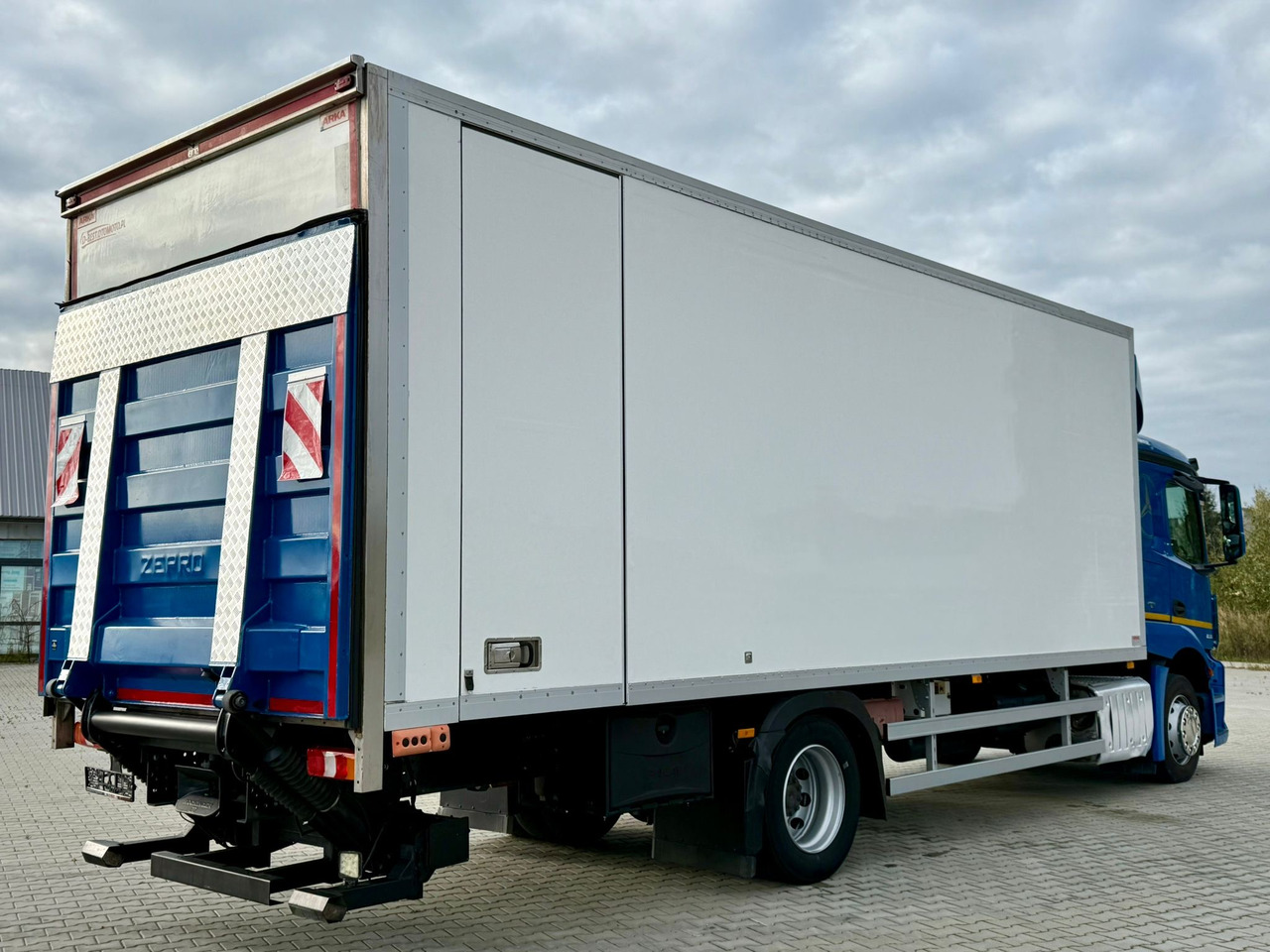 MERCEDES-BENZ ACTROS 1836 / CHŁODNIA / WINDA / 18 PALET / SILNIK 10677 cm3 / CARRIER / SYPIALKA / AUTOMAT / 2018 ROK - Camion frigorifique: photos 3 MERCEDES-BENZ ACTROS 1836 / CHŁODNIA / WINDA / 18 PALET / SILNIK 10677 cm3 / CARRIER / SYPIALKA / AUTOMAT / 2018 ROK - Camion frigorifique: photos 3