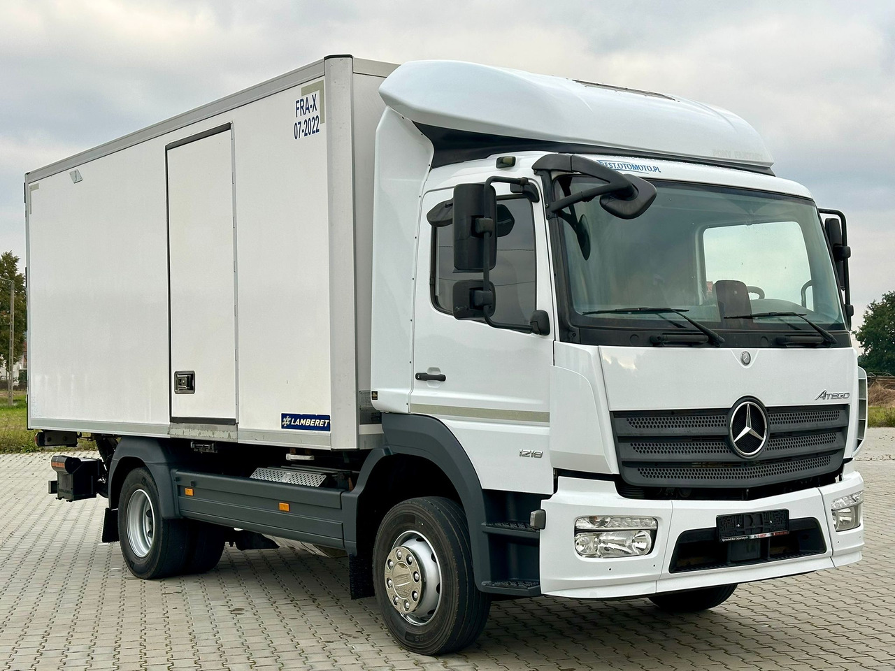 MERCEDES-BENZ ATEGO 1218 / CHŁODNIA / WINDA / 12 PALET / 5.10 M DŁUGOŚCI / AUTOMAT / LAMBERET / 5090 KG ŁADOWNOŚCI - Camion frigorifique: photos 1 MERCEDES-BENZ ATEGO 1218 / CHŁODNIA / WINDA / 12 PALET / 5.10 M DŁUGOŚCI / AUTOMAT / LAMBERET / 5090 KG ŁADOWNOŚCI - Camion frigorifique: photos 1