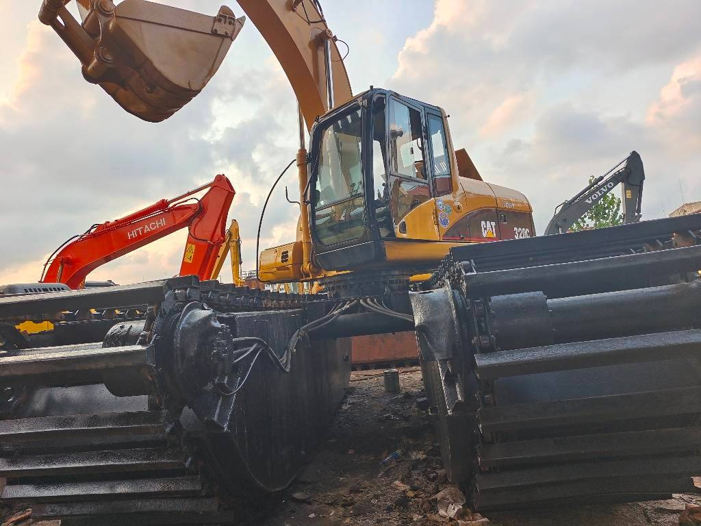 CAT 320 C - Excavatrice amphibie: photos 3 CAT 320 C - Excavatrice amphibie: photos 3