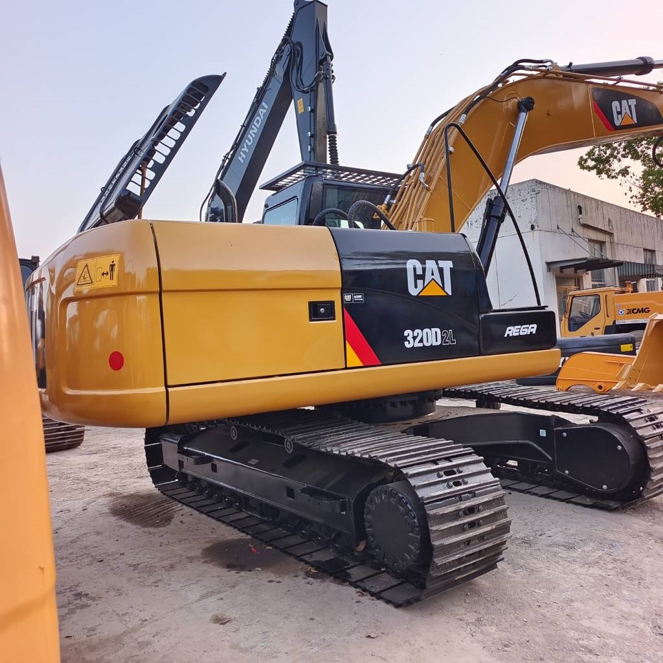 CAT 320D2L - Pelle sur chenille: photos 3 CAT 320D2L - Pelle sur chenille: photos 3