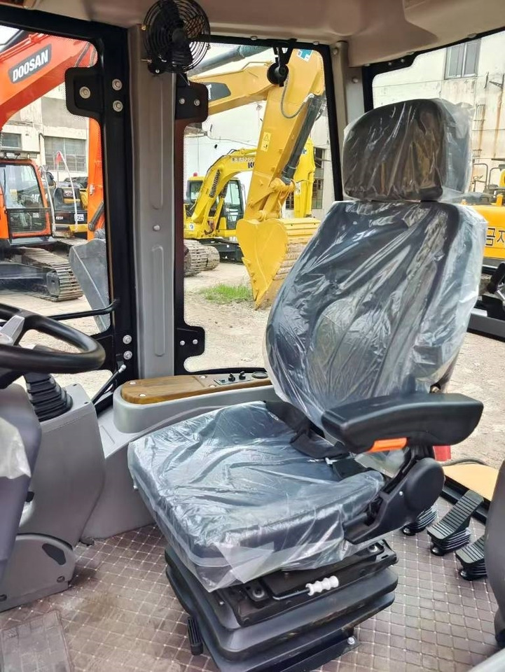 CAT 420 F BRAND NEW MACHINE - Tractopelle: photos 3 CAT 420 F BRAND NEW MACHINE - Tractopelle: photos 3