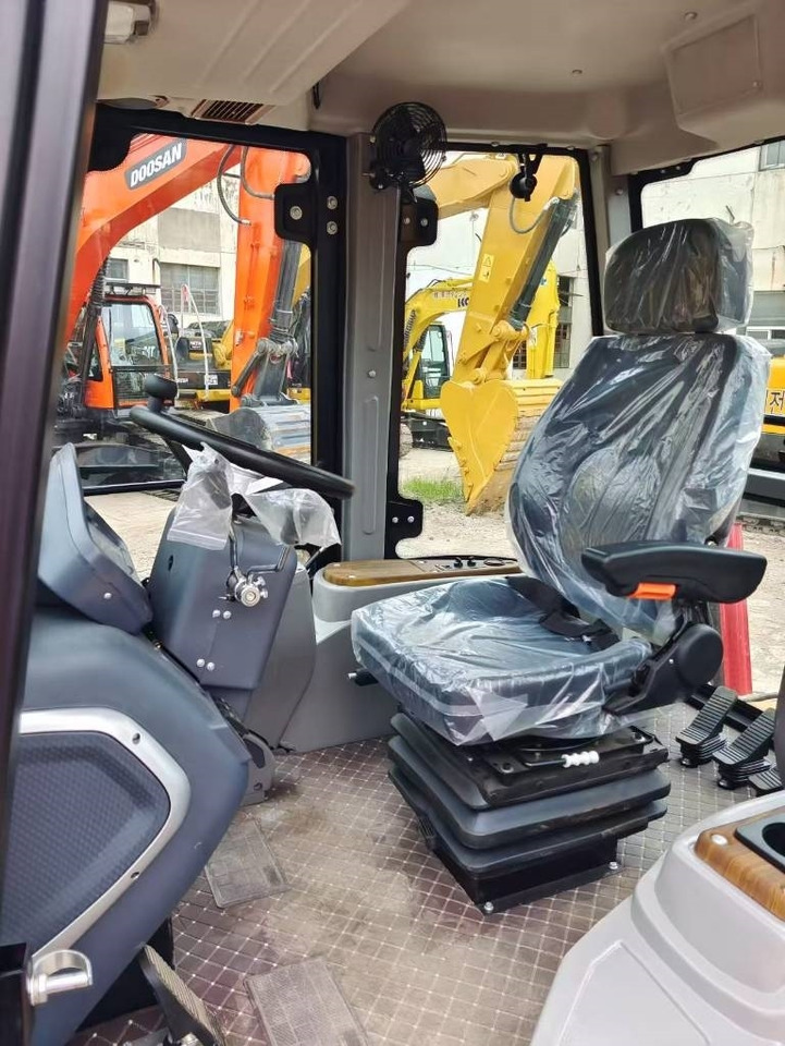CAT 420 F BRAND NEW MACHINE - Tractopelle: photos 4 CAT 420 F BRAND NEW MACHINE - Tractopelle: photos 4