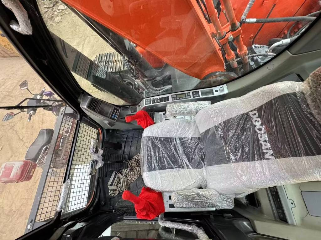 Doosan DX 300 - Pelle sur chenille: photos 2 Doosan DX 300 - Pelle sur chenille: photos 2
