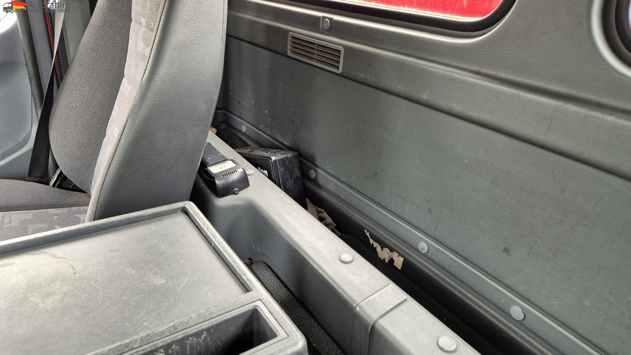 Mercedes-Benz 1833 HIAB Kran, Funk FB Scheckheft gepflegt bei Mercedes - Camion plateau, Camion grue: photos 4 Mercedes-Benz 1833 HIAB Kran, Funk FB Scheckheft gepflegt bei Mercedes - Camion plateau, Camion grue: photos 4