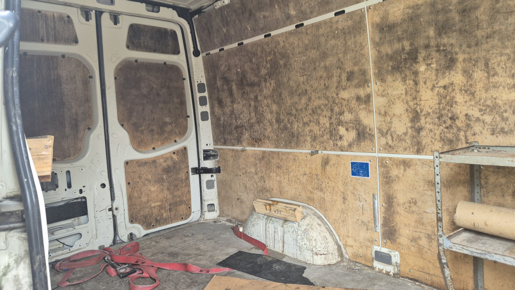 VW Crafter 2.5 Diesel Rost ja, technisch super, HU neu 01 2025 - Fourgon utilitaire: photos 4 VW Crafter 2.5 Diesel Rost ja, technisch super, HU neu 01 2025 - Fourgon utilitaire: photos 4