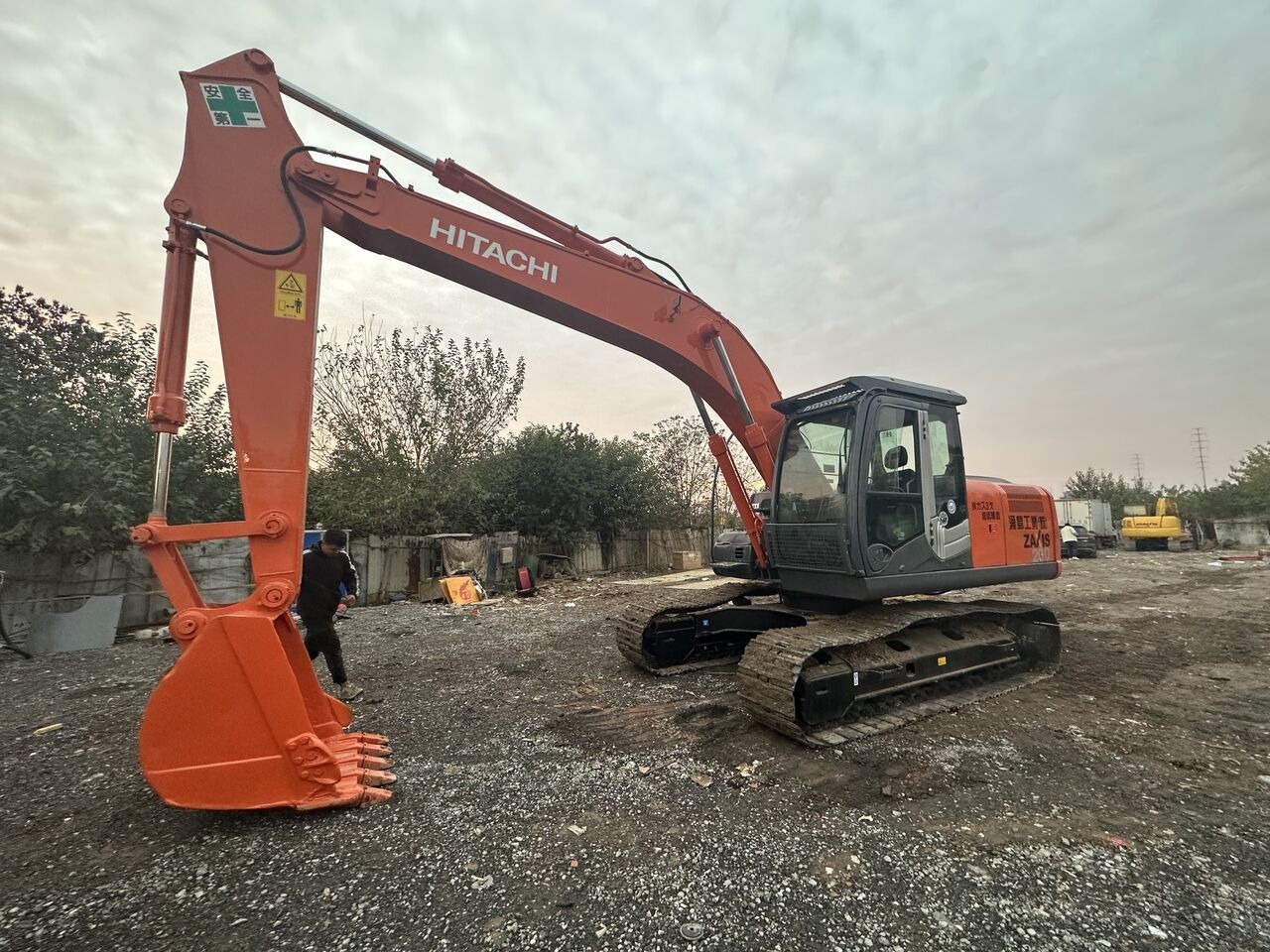Pelle sur chenille Hitachi ZX200-3: photos 6